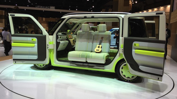 Gekke primeurs met typisch Japanse primeurs en Kei cars op de Tokyo Motor Show 2015.