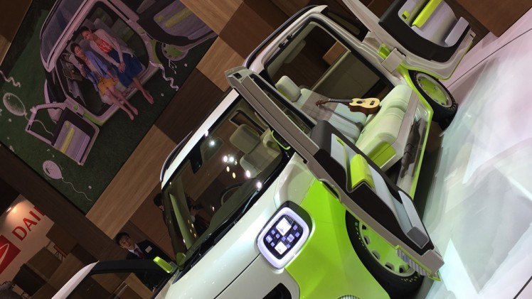 Gekke primeurs met typisch Japanse primeurs en Kei cars op de Tokyo Motor Show 2015.