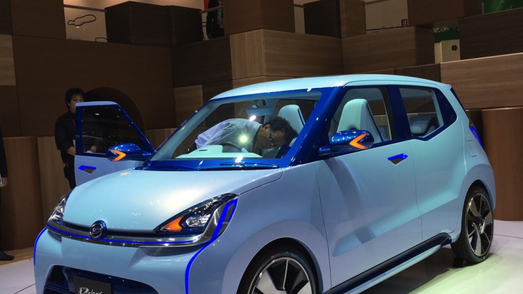 Gekke primeurs met typisch Japanse primeurs en Kei cars op de Tokyo Motor Show 2015.