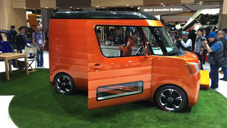 Gekke primeurs met typisch Japanse primeurs en Kei cars op de Tokyo Motor Show 2015.