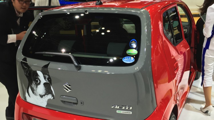 Gekke primeurs met typisch Japanse primeurs en Kei cars op de Tokyo Motor Show 2015.