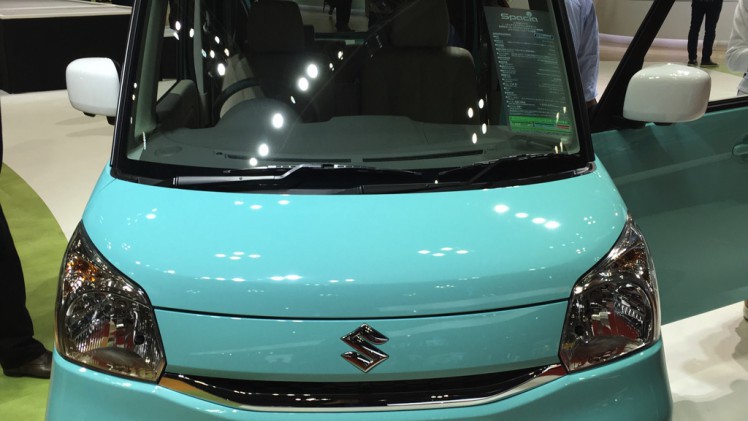 Gekke primeurs met typisch Japanse primeurs en Kei cars op de Tokyo Motor Show 2015.