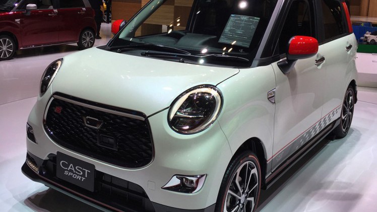 Gekke primeurs met typisch Japanse primeurs en Kei cars op de Tokyo Motor Show 2015.