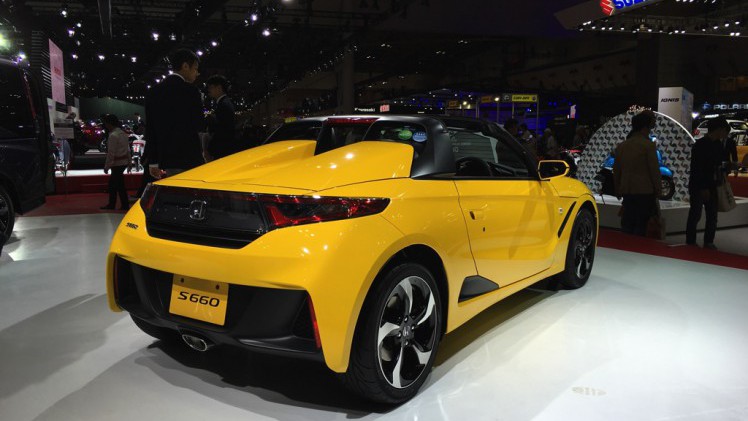 Gekke primeurs met typisch Japanse primeurs en Kei cars op de Tokyo Motor Show 2015.