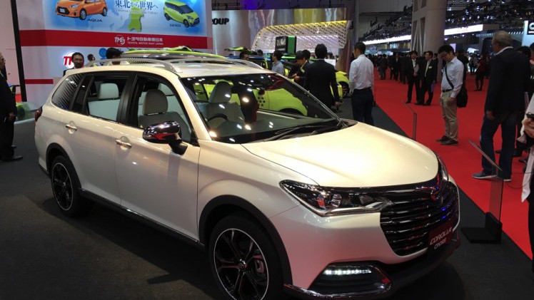 Gekke primeurs met typisch Japanse primeurs en Kei cars op de Tokyo Motor Show 2015.
