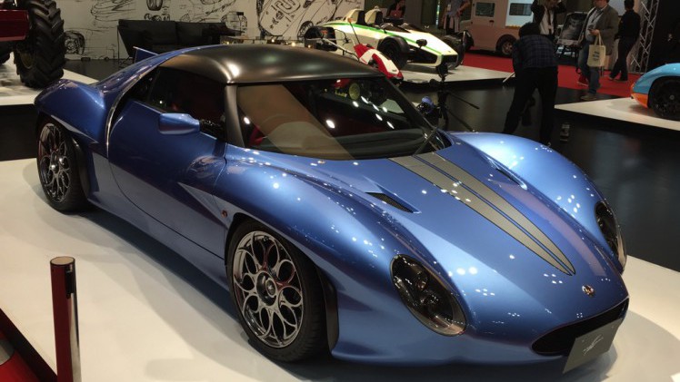 Gekke primeurs met typisch Japanse primeurs en Kei cars op de Tokyo Motor Show 2015.