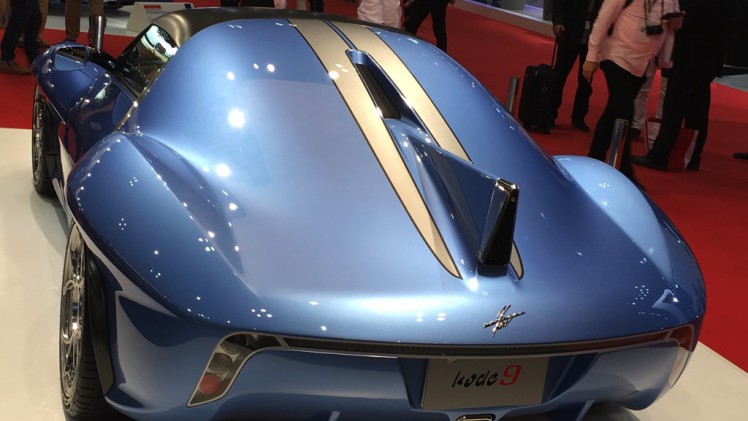 Gekke primeurs met typisch Japanse primeurs en Kei cars op de Tokyo Motor Show 2015.