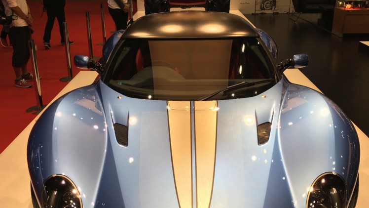 Gekke primeurs met typisch Japanse primeurs en Kei cars op de Tokyo Motor Show 2015.