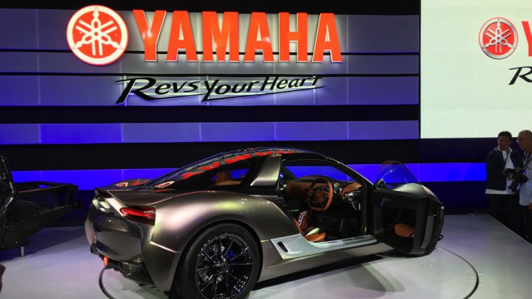 Gekke primeurs met typisch Japanse primeurs en Kei cars op de Tokyo Motor Show 2015.