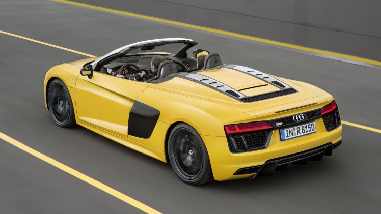 De Audi R8 Spyder is nu bestelbaar bij de Audi-dealer. Als dakloze supercar staat hij met V10 in de showroom voor prijzen vanaf 246.300 euro. We zien hem hier op video.