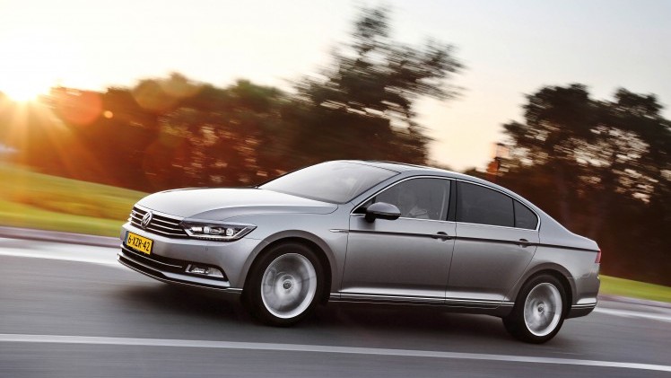 Volkswagen introduceert de Passat GTE plug-in hybride met 7% bijtelling voor prijzen vanaf 44.590 euro. De Variant kost 46.090 euro. Eerste levering in september.