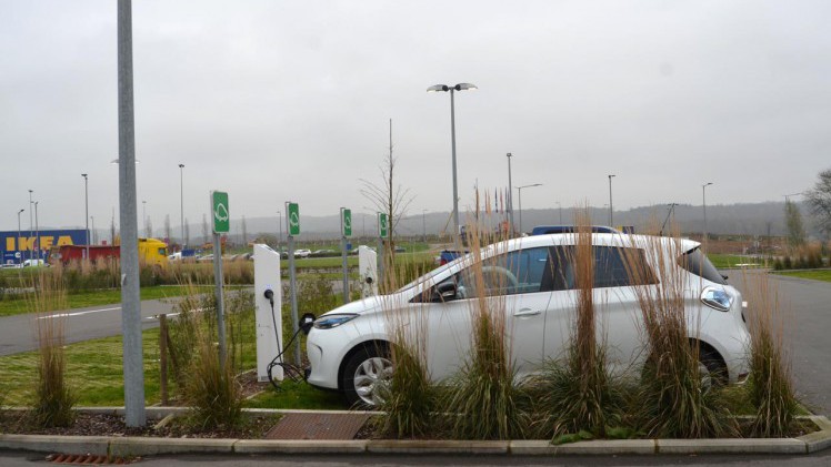 Elektrische auto's hebben een groeiende actieradius. Maar hoe staat het met de laadpalen in het buitenland. Autovandaag nam de proef op de som met een Renault Zoe in Belgi en Frankrijk.