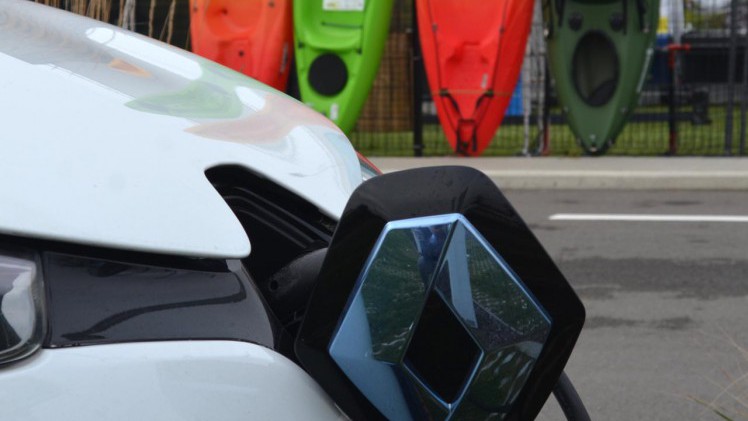 Elektrische auto's hebben een groeiende actieradius. Maar hoe staat het met de laadpalen in het buitenland. Autovandaag nam de proef op de som met een Renault Zoe in Belgi en Frankrijk.