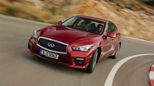 Test Infiniti Q50 2.2d en Q50 3.5 V6 hybrid, de nieuwe aanwinst van Infiniti die zich volledig op de Duitse concurrentie stort. We reden de eerste kilometers op Europese bodem; Barcelona.