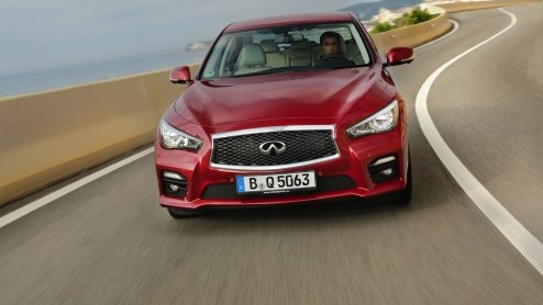 Test Infiniti Q50 2.2d en Q50 3.5 V6 hybrid, de nieuwe aanwinst van Infiniti die zich volledig op de Duitse concurrentie stort. We reden de eerste kilometers op Europese bodem; Barcelona.