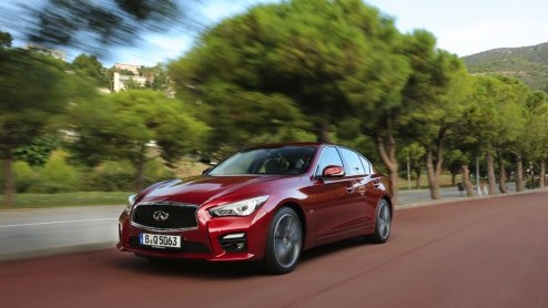 Test Infiniti Q50 2.2d en Q50 3.5 V6 hybrid, de nieuwe aanwinst van Infiniti die zich volledig op de Duitse concurrentie stort. We reden de eerste kilometers op Europese bodem; Barcelona.