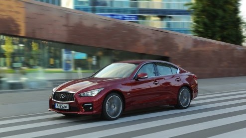 Test Infiniti Q50 2.2d en Q50 3.5 V6 hybrid, de nieuwe aanwinst van Infiniti die zich volledig op de Duitse concurrentie stort. We reden de eerste kilometers op Europese bodem; Barcelona.