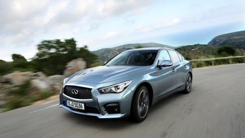 Test Infiniti Q50 2.2d en Q50 3.5 V6 hybrid, de nieuwe aanwinst van Infiniti die zich volledig op de Duitse concurrentie stort. We reden de eerste kilometers op Europese bodem; Barcelona.