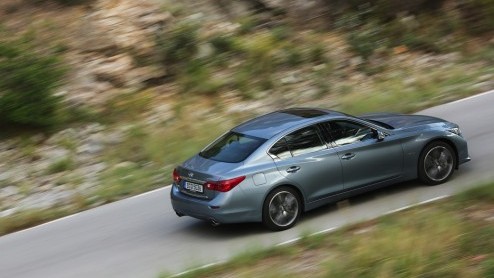 Test Infiniti Q50 2.2d en Q50 3.5 V6 hybrid, de nieuwe aanwinst van Infiniti die zich volledig op de Duitse concurrentie stort. We reden de eerste kilometers op Europese bodem; Barcelona.