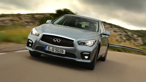Test Infiniti Q50 2.2d en Q50 3.5 V6 hybrid, de nieuwe aanwinst van Infiniti die zich volledig op de Duitse concurrentie stort. We reden de eerste kilometers op Europese bodem; Barcelona.
