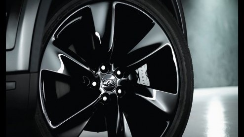 Infiniti plaagt met een extra luxueus aangeklede versie van de XQ70, de voormalige FX. De kleur zwart voert de boventoon in de S-Design uitvoering die op de Autosalon van Parijs wordt gepresenteerd.