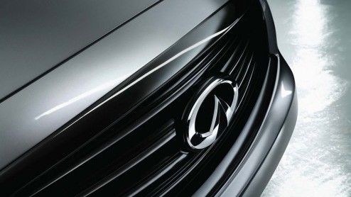 Infiniti plaagt met een extra luxueus aangeklede versie van de XQ70, de voormalige FX. De kleur zwart voert de boventoon in de S-Design uitvoering die op de Autosalon van Parijs wordt gepresenteerd.