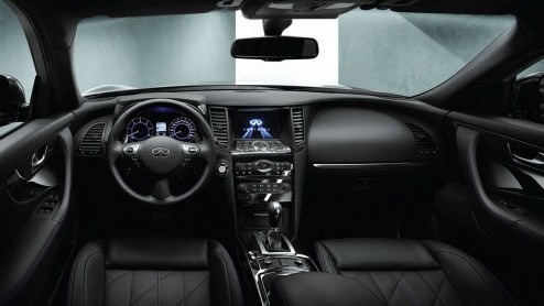 Infiniti plaagt met een extra luxueus aangeklede versie van de XQ70, de voormalige FX. De kleur zwart voert de boventoon in de S-Design uitvoering die op de Autosalon van Parijs wordt gepresenteerd.