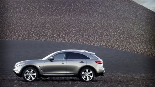 Infiniti verovert de Europese markt. Een van de modellen is de Infiniti FX50, een forse SUV die in Amerika al populair is. Met sportieve looks en bijpassende rijeigenschappen moet deze nieuwe Japanner
