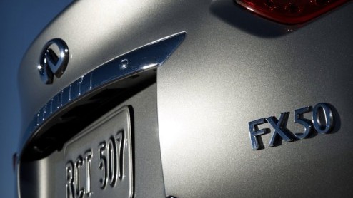 Infiniti verovert de Europese markt. Een van de modellen is de Infiniti FX50, een forse SUV die in Amerika al populair is. Met sportieve looks en bijpassende rijeigenschappen moet deze nieuwe Japanner