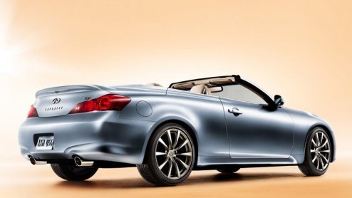 De Infiniti G37 Cabriolet zijn opwachting. De nieuweling van het luxe-merk van Nissan aast met behulp van een inklapbare hardtop en onderscheidende looks op zijn rivalen. In november staan de eerste s