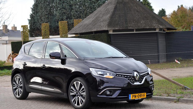 Renault voegt het meest complete uitrustingsniveau Initiale Paris toe aan het leveringsprogramma van de Scnic en Grand Scnic.