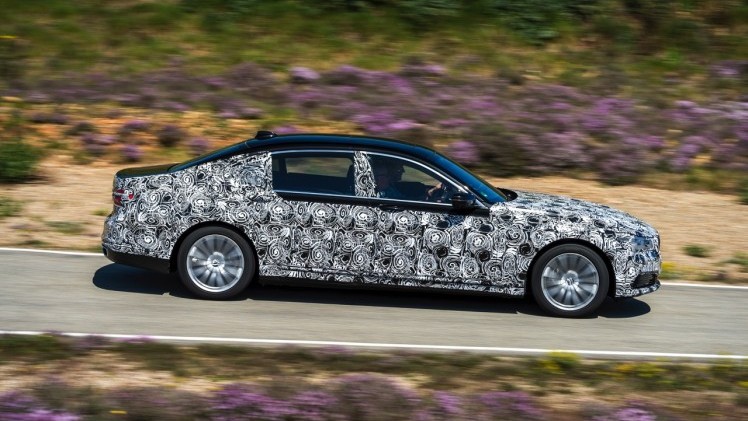 De nieuwe BMW 7 Serie innoveert met vierwielbesturing en gewichtsverlies naar de best rijdende topklasse limousine.