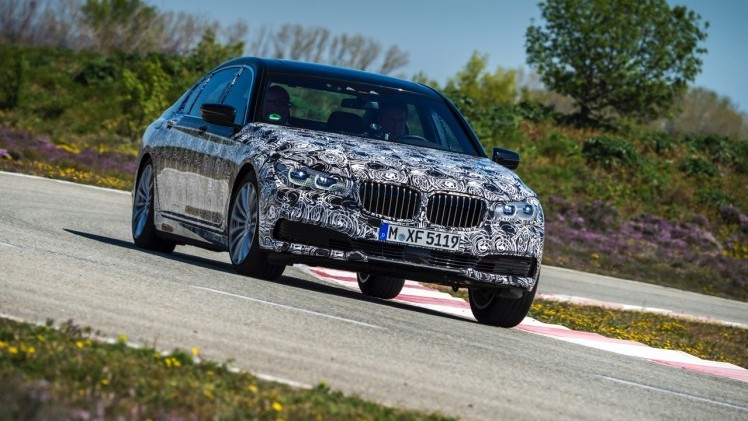 De nieuwe BMW 7 Serie innoveert met vierwielbesturing en gewichtsverlies naar de best rijdende topklasse limousine.