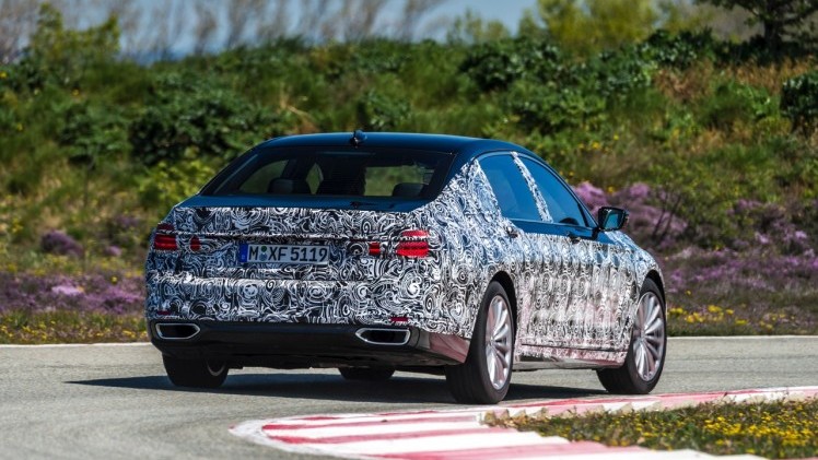 De nieuwe BMW 7 Serie innoveert met vierwielbesturing en gewichtsverlies naar de best rijdende topklasse limousine.