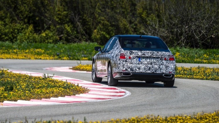De nieuwe BMW 7 Serie innoveert met vierwielbesturing en gewichtsverlies naar de best rijdende topklasse limousine.