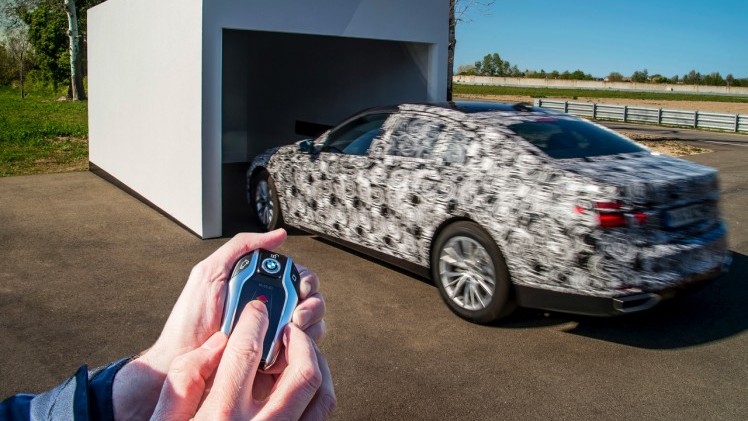 De nieuwe BMW 7 Serie innoveert met vierwielbesturing en gewichtsverlies naar de best rijdende topklasse limousine.