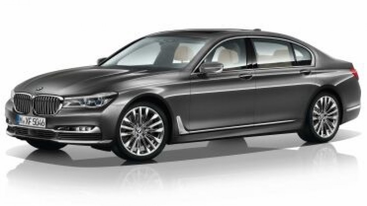 De nieuwe BMW 7 Serie innoveert met vierwielbesturing en gewichtsverlies naar de best rijdende topklasse limousine.