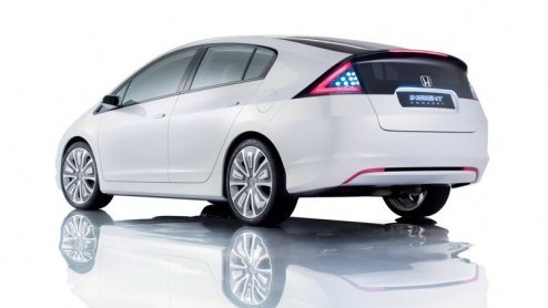 Een nieuwe hybride van Honda! De Japanners presenteren hun studiemodel Insight in Parijs. Deze nieuwkomer (hij komt in 2009!) wordt vergezeld door andere innovatieve modellen, zoals de waterstofauto F