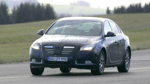 De Opel Insignia is onlangs weer op de Duitse wegen gespot. Deze verwachtingsvolle opvolger van de Vectra maakt dit jaar zijn debuut, maar voorlopig moeten we het spionagemateriaal en teasers doen.