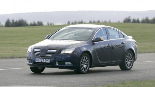 De Opel Insignia is onlangs weer op de Duitse wegen gespot. Deze verwachtingsvolle opvolger van de Vectra maakt dit jaar zijn debuut, maar voorlopig moeten we het spionagemateriaal en teasers doen.