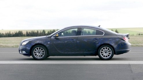 De Opel Insignia is onlangs weer op de Duitse wegen gespot. Deze verwachtingsvolle opvolger van de Vectra maakt dit jaar zijn debuut, maar voorlopig moeten we het spionagemateriaal en teasers doen.