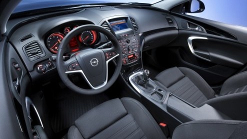 De beelden van de nieuwe Opel Insignia zijn natuurlijk niet compleet zonder interieurfotos. Voor deze nieuwe Duitser heeft Opel ook binnenin een geheel nieuwe styling toegepast. Update: meer foto's v