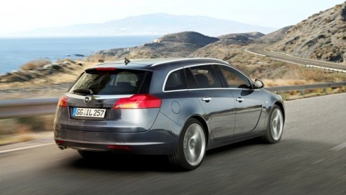 De spotlights bij Opel zijn binnenkort gericht op de Insignia Tourer. Deze ruime Estate maakt dan zijn debuut op de Autosalon van Parijs. Ook presenteert het merk de Insignia ecoFLEX, de spaarzame tel