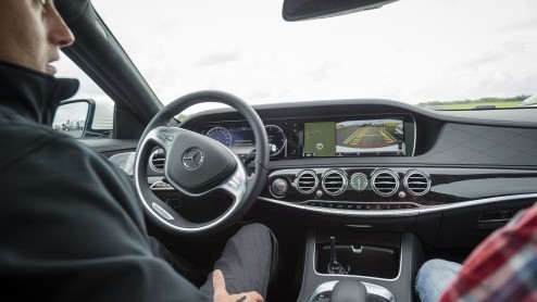 Mercedes-Benz introduceert Intelligent Drive training bij aankoop nieuwe Mercedes. Gratis voor S-Klasse kopers en verzorgd door de Mercedes-Benz DrivingAcademy.