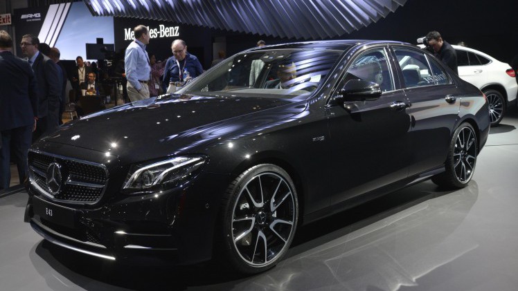 AMG wil rivaal van Porsche worden en zoekt de publiciteit op met 425 AMG Performance Centers ter wereld.