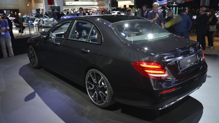 AMG wil rivaal van Porsche worden en zoekt de publiciteit op met 425 AMG Performance Centers ter wereld.
