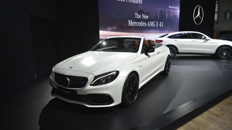 AMG wil rivaal van Porsche worden en zoekt de publiciteit op met 425 AMG Performance Centers ter wereld.