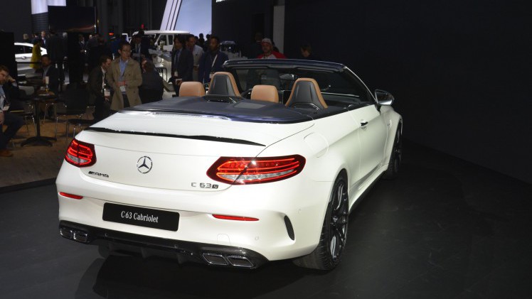 AMG wil rivaal van Porsche worden en zoekt de publiciteit op met 425 AMG Performance Centers ter wereld.