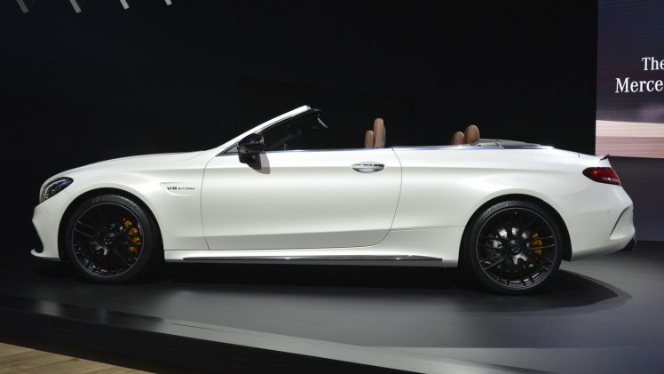 AMG wil rivaal van Porsche worden en zoekt de publiciteit op met 425 AMG Performance Centers ter wereld.