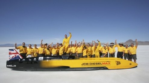 Op de zoutvlakte van Bonneville heeft het Engelse JCB DIESELMAX gister is het snelheidsrecord voor dieselmotoren verbroken. Leuk detail: dit gebeurde met twee dieselmotoren die normaal gesproken in gr